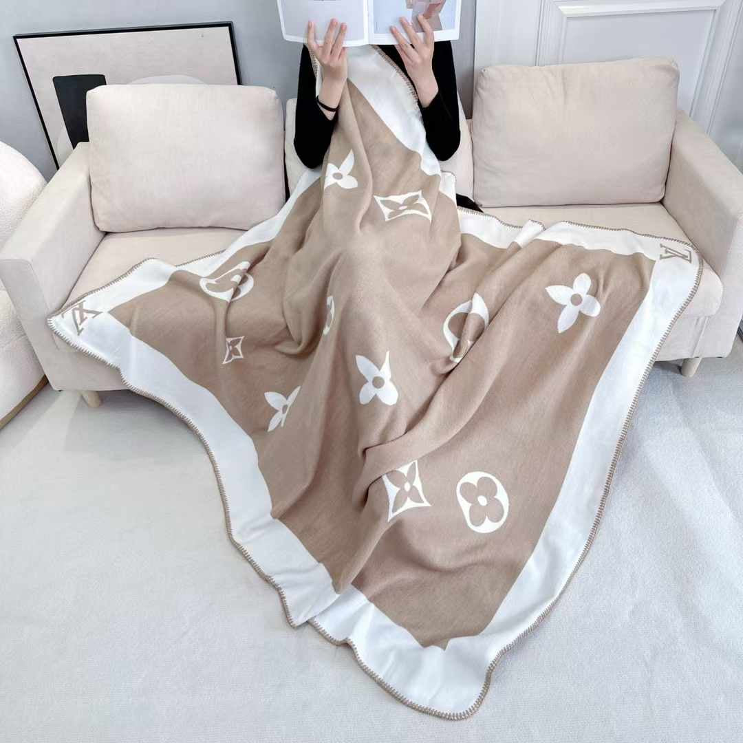 KARIERTES MONOGRAMM