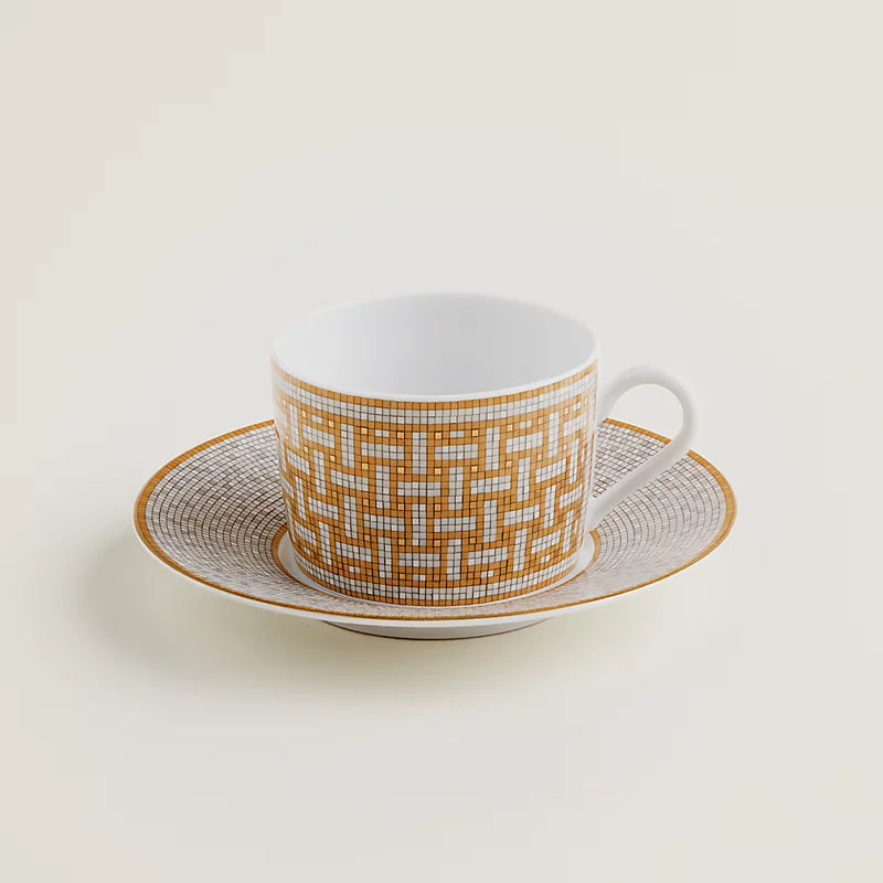 Tazza da tè con piattino in porcellana