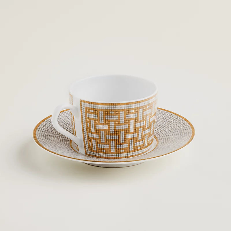Tazza da tè con piattino in porcellana